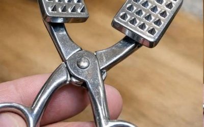 Ik heb een doos met keukengerei geërfd en daarin zat deze eng uitziende klem. Hij opent als een schaar, maar heeft puntige plaatjes aan de uiteinden. Ziet er medisch uit?
