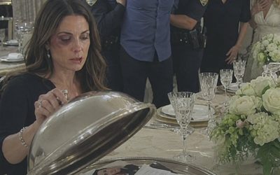 Mijn man sloeg me omdat het eten nog niet klaar was. Zijn moeder en zus sneerden dat een “gehoorzame vrouw” wel wat discipline kon gebruiken. Ze zaten aan de eettafel te wachten op de noedels die ze me hadden gedwongen te koken, anders zou ik “de consequenties ondervinden”. Ze wisten niet dat ik niet in de keuken noedels aan het koken was. Ik was een andere maaltijd aan het voorbereiden. Twintig minuten later kwam ik naar buiten met een zilveren bord, zette het neer en opende het deksel. Er zat geen eten in.