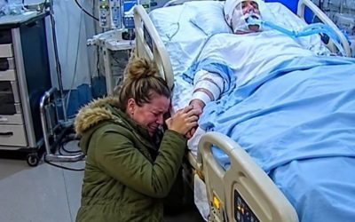Om 5 uur ‘s ochtends kreeg ik een telefoontje van mijn schoonzoon: “Kom je dochter ophalen bij de bushalte. We willen haar niet meer.” Toen ik aankwam, ademde mijn dochter nauwelijks, zat ze onder de blauwe plekken en had ze botbreuken. Ze snikte: “Mijn man en zijn moeder…”