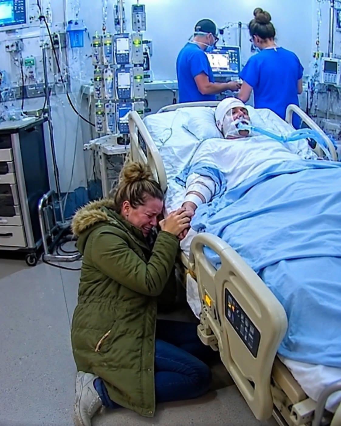 Om 5 uur ‘s ochtends kreeg ik een telefoontje van mijn schoonzoon: “Kom je dochter ophalen bij de bushalte. We willen haar niet meer.” Toen ik aankwam, ademde mijn dochter nauwelijks, zat ze onder de blauwe plekken en had ze botbreuken. Ze snikte: “Mijn man en zijn moeder…”