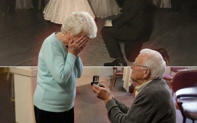 Een 80-jarige man herenigt zich met zijn jeugdliefde en vraagt ​​haar ten huwelijk na 60 jaar scheiding.
