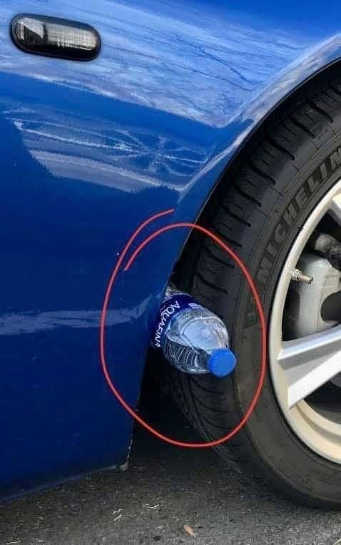 Wat betekent een plastic fles op een band?