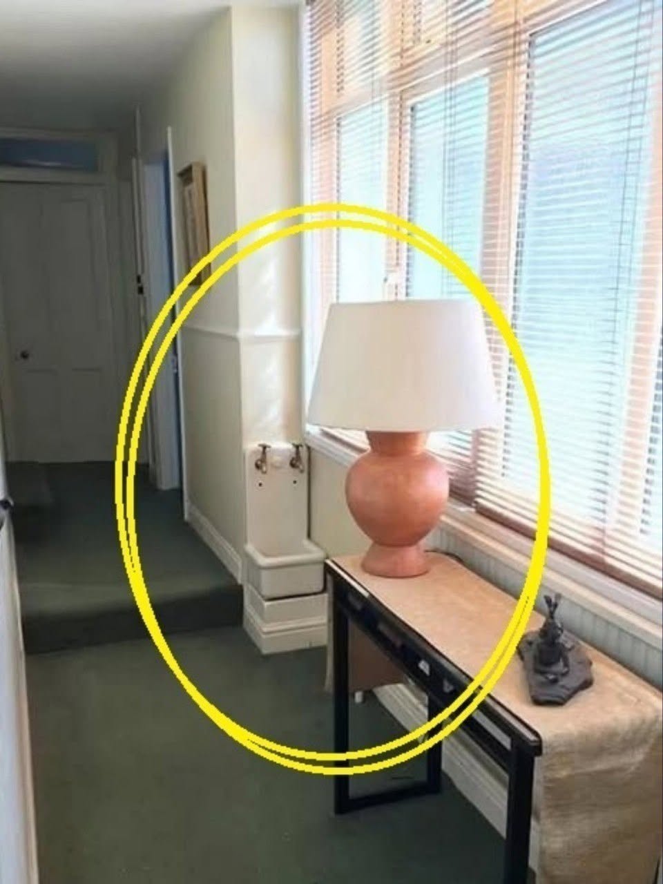 Het doel van kleine wastafels in de gang – een vergeten detail uit de traditionele woninginrichting.