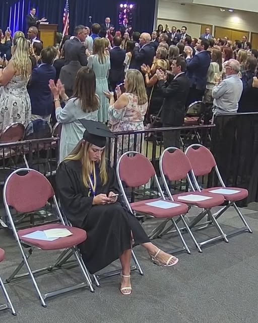 Mijn ouders hebben mijn diploma-uitreiking van de medische faculteit gemist om met mijn zus een cruise door het Caribisch gebied te maken ter ere van haar 10.000 volgers.