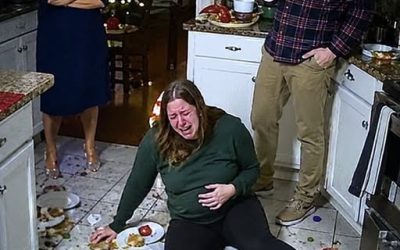 Ik heb mijn schoonouders nooit verteld wie mijn vader was. Toen ik zeven maanden zwanger was, dwongen ze me om een ​​kerstdiner voor 22 mensen te bereiden… en toen ik probeerde te gaan zitten, duwde mijn schoonmoeder me zo hard dat ik bloedde.
