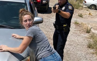 Een corrupte agent in Texas stal jarenlang geld van automobilisten… totdat hij de verkeerde vrouw aanhield.