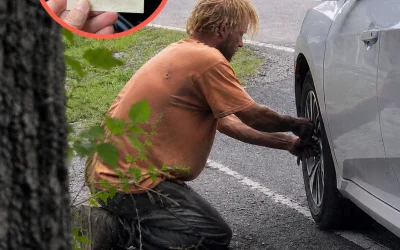 Een dakloze man hielp me een lekke band te vervangen op Route 9 waar mijn zoon twintig jaar geleden verdween – wat hij op mijn passagiersstoel had achtergelaten, bracht me op mijn knieën