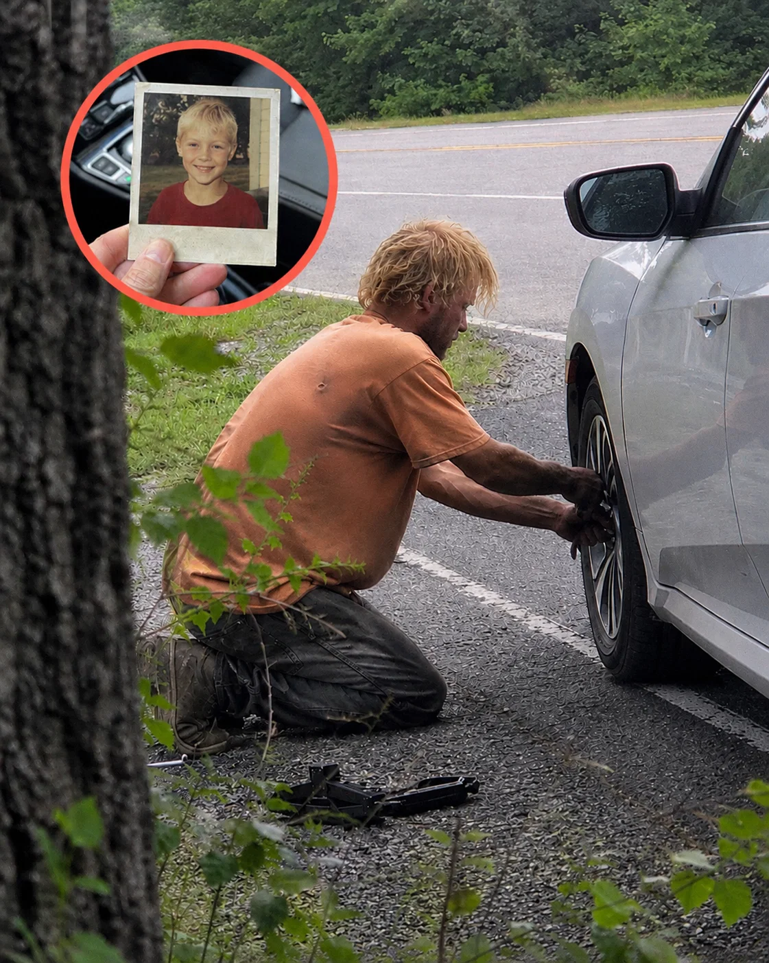 Een dakloze man hielp me een lekke band te vervangen op Route 9 waar mijn zoon twintig jaar geleden verdween – wat hij op mijn passagiersstoel had achtergelaten, bracht me op mijn knieën