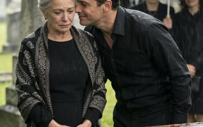 Op de begrafenis van mijn man schudde mijn zoon mijn hand en fluisterde: “Je hoort niet meer bij de familie.” Ik voelde alsof de wereld om me heen instortte toen hij de sleutels en het testament uit mijn handen griste. Hij glimlachte, alsof het hem niets kon schelen. Ik knikte alleen maar… en voordat ik wegging, stopte ik iets in zijn jaszak. Niemand zag het. Niemand vermoedde iets. Maar als ik het vind… zal het te laat zijn. Op de dag van Scotts begrafenis was de lucht gevuld met de geur van goudsbloemen en vochtige aarde. Ik droeg een zwarte jurk. Een sjaal was niet genoeg om mijn tranen weg te vegen. Naast me stond Connor, mijn zoon. Zijn kin was ingetrokken, zijn blik gefixeerd op de kist alsof het een onopgeloste zaak was. Sinds Scotts plotselinge dood aan een hartaanval was Connor koud geworden. Ik hoorde gefluister: het geld, het huis in Brookside, het familiebedrijf… zelfs Angela’s naam. Maar ik weigerde het te geloven. Toen de priester klaar was, kwamen mensen naar voren om hun medeleven te betuigen. Op dat moment greep Connor mijn hand. Te stevig om me te troosten. Hij boog zich naar mijn oor: “Je hoort niet langer bij deze familie, mam.” Mijn keel snoerde zich samen. Ik wilde antwoorden, maar de woorden ontbraken. Zonder mijn hand los te laten, wees Connor naar Scotts advocaat, meneer Smith, die een paar meter verderop stond. Meneer Smith opende een aktentas. Hij haalde er een verzegelde envelop uit. “Het testament,” zei Connor hardop. Ik zag Connors handtekening. En het zegel van de notaris. Connor nam het aan alsof het altijd al van hem was geweest. Daarna rommelde hij in mijn tas. “De sleutels,” voegde hij eraan toe. Hij had ze al: de sleutel van de voordeur, de sleutel van de garage, de sleutel van het kantoor. “Het is een vergissing,” wist ik nog uit te brengen. Smith vermeed mijn blik. “Mevrouw Reynolds, uw zoon is de enige erfgenaam volgens het document,” antwoordde hij, alsof hij een script voorlas. Verschillende mensen sloegen hun ogen neer. Ik voelde schaamte. Woede. En een verdriet dat me duizelig maakte. Ik schreeuwde niet. Ik begreep dat hij me daar, voor ieders ogen, wilde vernederen. Ik draaide me om. Ik liep richting de uitgang van de begraafplaats, mijn tranen bedwingend. Connor stapte opzij om schouderklopjes te ontvangen en mijn ‘moed’ te bewonderen. Voordat ik door de poort ging, liep ik naar hem toe, alsof ik afscheid wilde nemen. Ik schoof zijn jas recht over zijn schouders. En met een snelle beweging stopte ik iets kleins in zijn binnenzak. Hij merkte het niet. Ik wel. Het zachte klikje van plastic tegen stof. En terwijl ik wegliep… trilde mijn telefoon één keer. Wat een onschuldig gebaar leek… zou al snel geheimen onthullen die alles wat ik dacht te weten over mijn zoon en Scotts familie zouden verbrijzelen. Die kleine, stille daad had de kracht om alles te vernietigen… en Connor had geen idee dat zijn wereld op het punt stond in te storten.(Ik weet dat jullie allemaal graag meer willen lezen, dus als je meer wilt weten, laat dan hieronder een “JA” reactie achter!) 👇