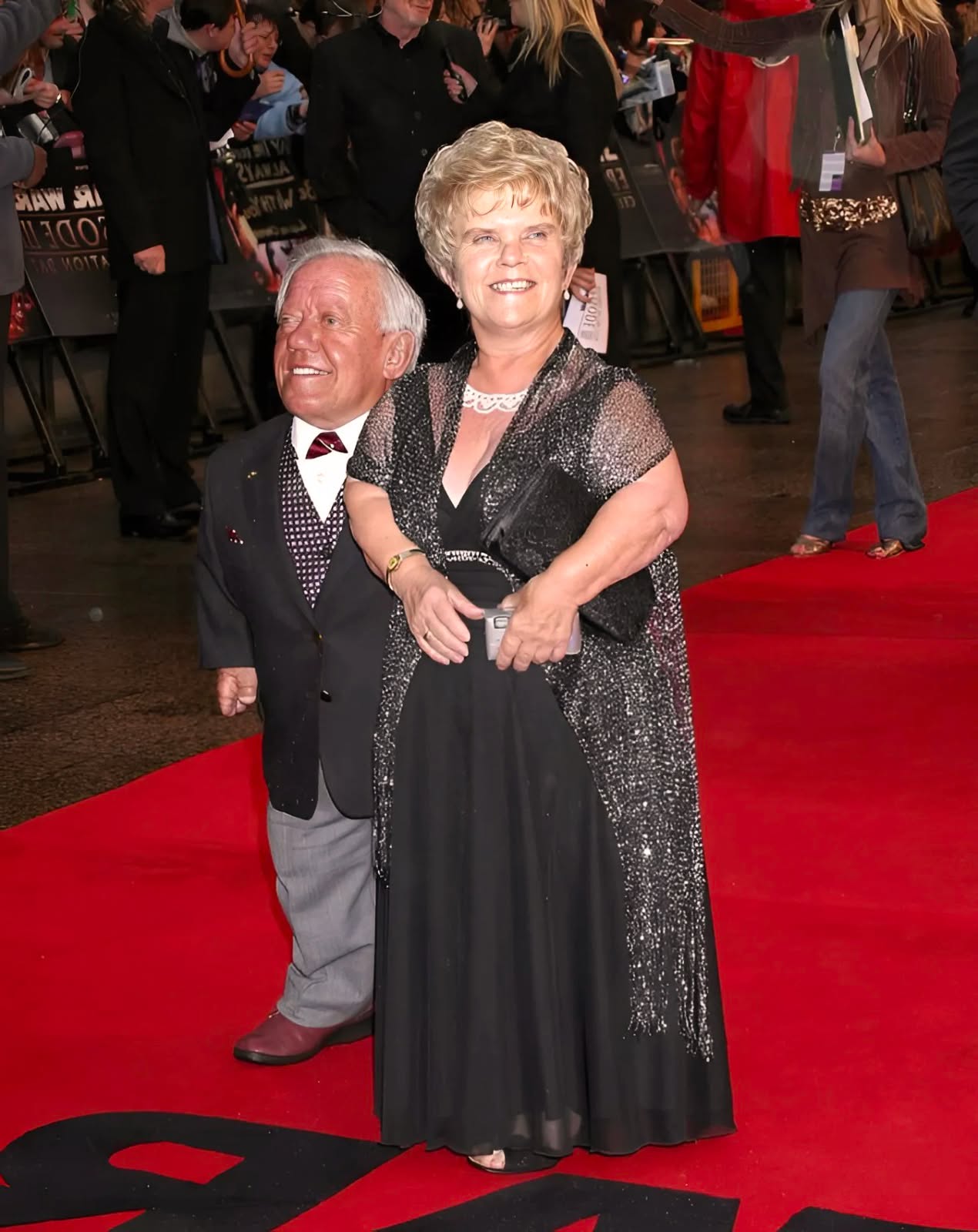 De acteur, die slechts 112 cm lang is, trouwde met een vrouw die slechts enkele centimeters langer was dan hij.