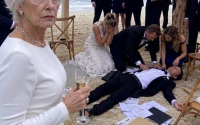Op de bruiloft van mijn dochter boog haar verloofde zich voorover met een zelfvoldane grijns: “Betaal vijftigduizend dollar of verdwijn voorgoed uit ons leven.” Mijn dochter gaf geen kik – ze stelde koeltjes voor dat ik me maar vast zou voorbereiden op een eenzame kamer in een bejaardentehuis. Ik voelde de woede opborrelen, maar ik verhief mijn stem niet. Ik nipte rustig aan mijn champagne en glimlachte. “Je bent één ding vergeten.” Minuten later stokte de muziek, gingen er geruchten rond en stortte de perfecte bruiloft ineen in chaos.