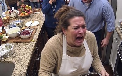 Midden in het koken van een Thanksgiving-maaltijd voor negen personen, vroeg mijn man plotseling een scheiding aan. Ik glimlachte, zette de pan neer, zei tegen zijn moeder: “Laat je nieuwe schoondochter maar koken,” en ging weg. Achtveertig uur later bleven ze maar bellen.