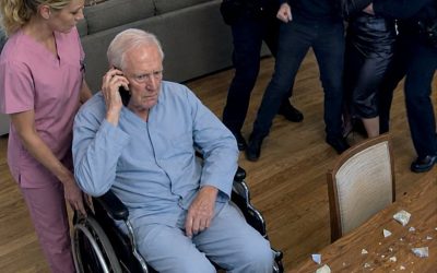 Ik schreef een cheque van 0.000 uit voor de bruiloft van mijn zoon. Maar zijn zwangere bruid keek niet naar mijn zoon toen ik haar de akte overhandigde. Ze keek recht naar mijn vrouw. Twee dagen later belde de restaurantmanager me op en fluisterde: “Je moet dit onmiddellijk zien. Kom alleen. En wat je ook doet, vertel het niet aan je vrouw.” Het bloed stolde in mijn aderen. En het geheim erachter verbrijzelde mijn wereld.