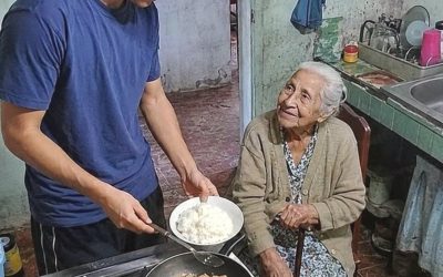 HIJ HEEFT MAANDENLANG HET HUIS VAN EEN VERGETEN OUDE VROUW SCHOONGEHOUDEN…