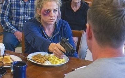Hij kwam lachend naar beneden nadat hij je had geslagen… toen zag hij wie er aan de ontbijttafel zat te wachten.