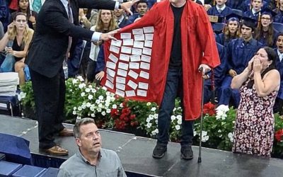 Mijn gehandicapte zoon liep in een scharlakenrode toga naar de diploma-uitreiking, terwijl de zaal lachte. Maar toen hij de toga opende en de zevenendertig namen zag die de school had weggelaten, probeerde de directeur hem tegen te houden, stonden families op uit de menigte en werd zijn vader eindelijk geconfronteerd met wat die wandelstok al die tijd had gedragen.