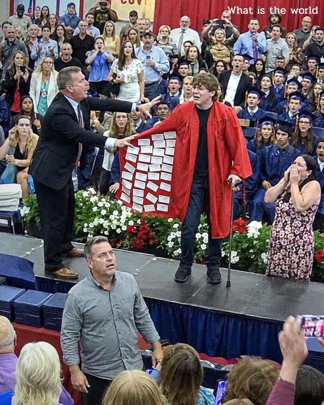 Mijn gehandicapte zoon liep in een scharlakenrode toga naar de diploma-uitreiking, terwijl de zaal lachte. Maar toen hij de toga opende en de zevenendertig namen zag die de school had weggelaten, probeerde de directeur hem tegen te houden, stonden families op uit de menigte en werd zijn vader eindelijk geconfronteerd met wat die wandelstok al die tijd had gedragen.