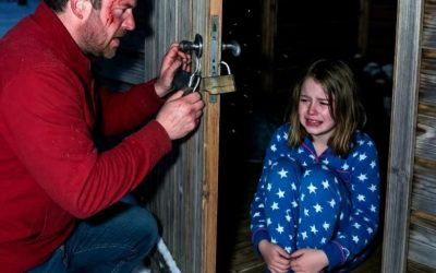 Ik kwam drie weken eerder terug van mijn uitzending. Mijn dochter was er niet. Mijn vrouw zei dat ze bij haar moeder was. Ik reed naar Aurora. Sophie zat in het gastenverblijf. Opgesloten. Het was ijskoud. Ze huilde. “Oma zei dat ongehoorzame meisjes gecorrigeerd moeten worden.” Het was middernacht. 4°C. Twaalf uur alleen. Ik maakte haar los. Ze fluisterde: “Papa, kijk niet in de archiefkast…” Wat ik daar aantrof was…