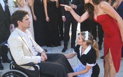 Ik deed alsof het ongeluk mijn botten had gebroken, dus zat ik zwijgend in mijn rolstoel en keek toe hoe mijn verloofde spottend voor iedereen lachte. ‘Kijk eens naar jezelf,’ sneerde ze, terwijl ze dichterbij kwam. ‘Nu ben je niets meer – gewoon een nutteloze kreupele.’ Niemand nam het voor me op. Alleen de dienstmeid knielde naast me neer.