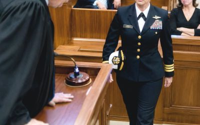 Ik liep de rechtszaal binnen in mijn SEAL-uniform. Mijn vader grinnikte, mijn moeder schudde haar hoofd, maar de rechter…