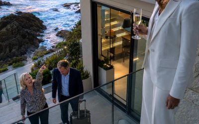 Ik heb 400.000 dollar van mijn erfenis uitgegeven aan een huis aan zee met uitzicht op de oceaan. Mijn schoonmoeder nam aan dat dit allemaal te danken was aan haar briljante zoon. Ze lachte verrukt en zei: “Perfect! Ik trek er meteen in!” Ik had er geen bezwaar tegen – totdat ze de grote slaapkamer in beslag nam die eigenlijk voor mijn man en mij bedoeld was. Toen ik mijn spullen buiten zag staan, zei mijn man zachtjes: “Dit wordt mijn kamer met mijn moeder. Jij slaapt in de woonkamer.” Ik barstte niet in tranen uit. Ik zei maar één ding: “Ga mijn huis uit. Je hebt 30 minuten.”