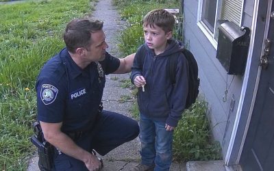 Een zevenjarige jongen vroeg me of ik hem naar huis wilde brengen – en zijn enige voorwaarde deed me meteen aan de deur staan.