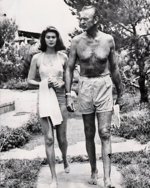 Gary Cooper op vakantie: deze zeldzame strandfoto onthult een onbekende kant van een Hollywood-legende.