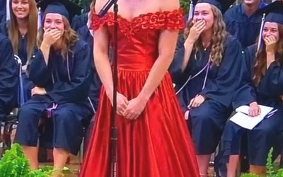 Mijn zoon kwam in een rode jurk de diploma-uitreiking binnenlopen — de reden daarvoor zorgde voor een complete stilte in de zaal.
