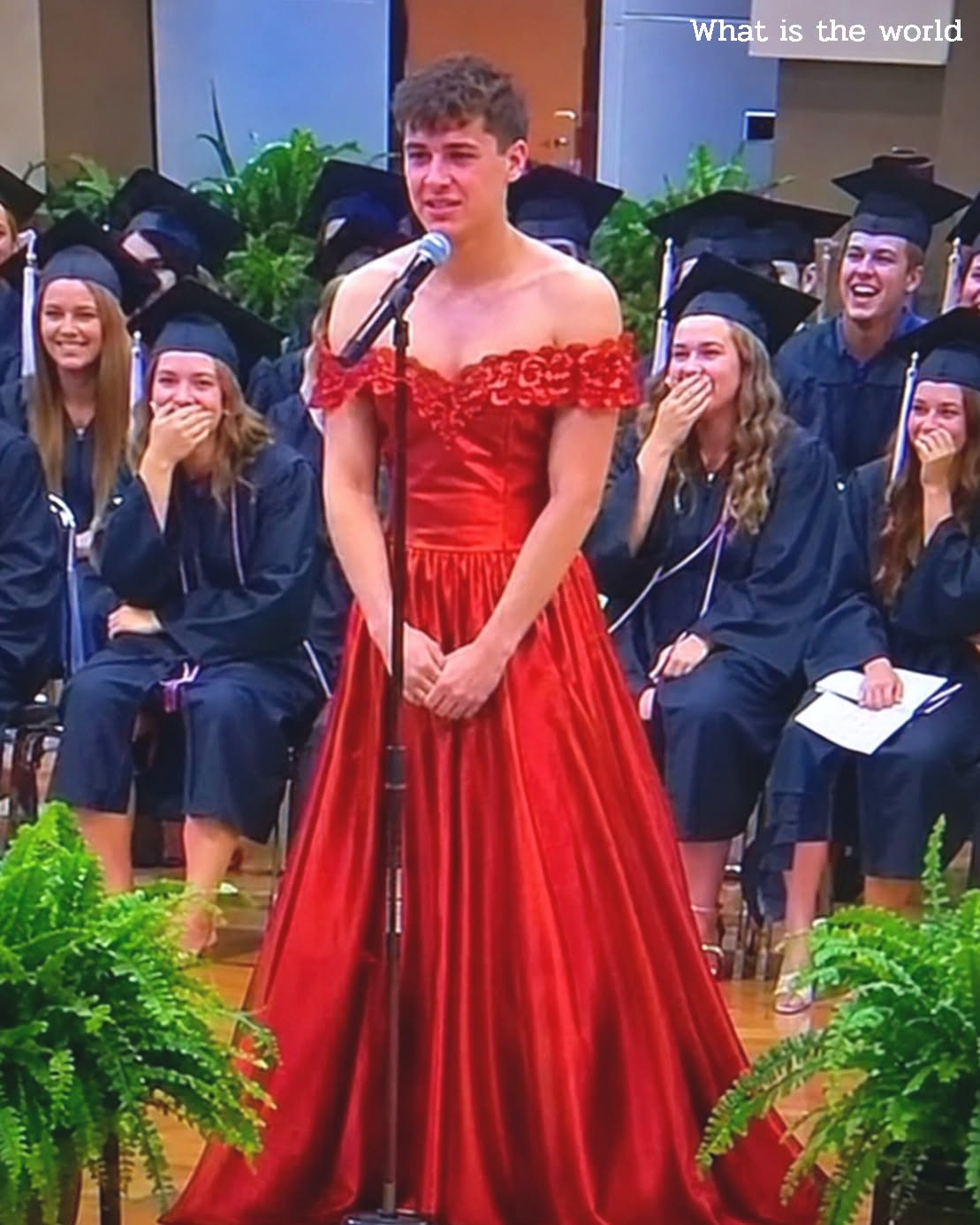 Mijn zoon kwam in een rode jurk de diploma-uitreiking binnenlopen — de reden daarvoor zorgde voor een complete stilte in de zaal.