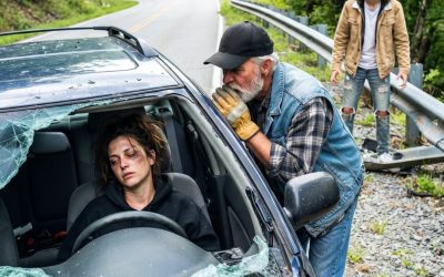 Op een verlaten weg in de Smoky Mountains begaven de remmen het en onze auto stortte van de weg af. Terwijl ik vastzat onder het verwrongen metaal, verscheen er een vrachtwagenchauffeur bij het kapotte raam en fluisterde: “Doe alsof je dood bent… hij houdt je nog steeds in de gaten.” Pas nadat mijn stiefzoon eindelijk vertrokken was, onthulde de vreemdeling de waarheid die hij verborgen had gehouden.