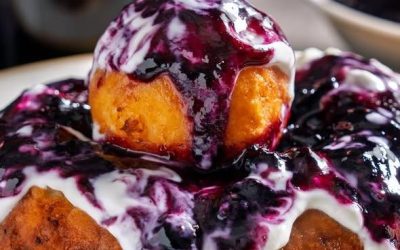 Bosbessenjam is een delicatesse die een vleugje zomer in elk potje brengt, perfect om te combineren met diverse desserts. Dit eenvoudige recept, waarvoor niet veel ingrediënten nodig zijn, helpt je om verse bosbessen om te toveren tot iets echt bijzonders. Of je ze nu gebruikt bij luchtige papanasi of om pannenkoeken een verfijnde smaak te geven, bosbessenjam is een uitstekende keuze.