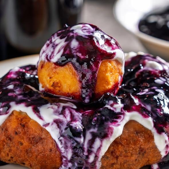 Bosbessenjam is een delicatesse die een vleugje zomer in elk potje brengt, perfect om te combineren met diverse desserts. Dit eenvoudige recept, waarvoor niet veel ingrediënten nodig zijn, helpt je om verse bosbessen om te toveren tot iets echt bijzonders. Of je ze nu gebruikt bij luchtige papanasi of om pannenkoeken een verfijnde smaak te geven, bosbessenjam is een uitstekende keuze.