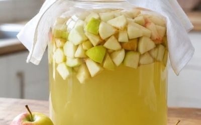 Appelazijn is een veelzijdig ingrediënt, gewaardeerd niet alleen om zijn kenmerkende smaak, maar ook om de vele gezondheidsvoordelen. Deze azijn wordt gemaakt door appelsap te fermenteren en behoudt zo alle essentiële voedingsstoffen van de vrucht. Bovendien is het gemakkelijk thuis te maken, waardoor je volledige controle hebt over de ingrediënten. Ontdek hoe je het kunt bereiden en waarom je het in je voedingspatroon zou moeten opnemen!