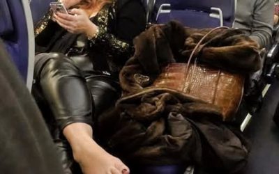 Haar tienjarige dochter ontmaskert een oneerlijke passagier midden in de vlucht: een les die de hele cabine in vervoering bracht.