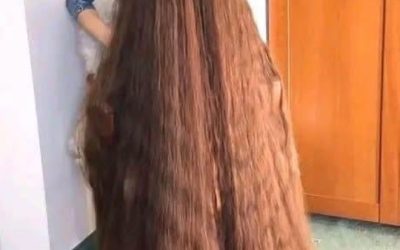 Ze weigerde 25 jaar lang haar haar te knippen – wat er na haar verbluffende transformatie gebeurde, liet iedereen sprakeloos achter.