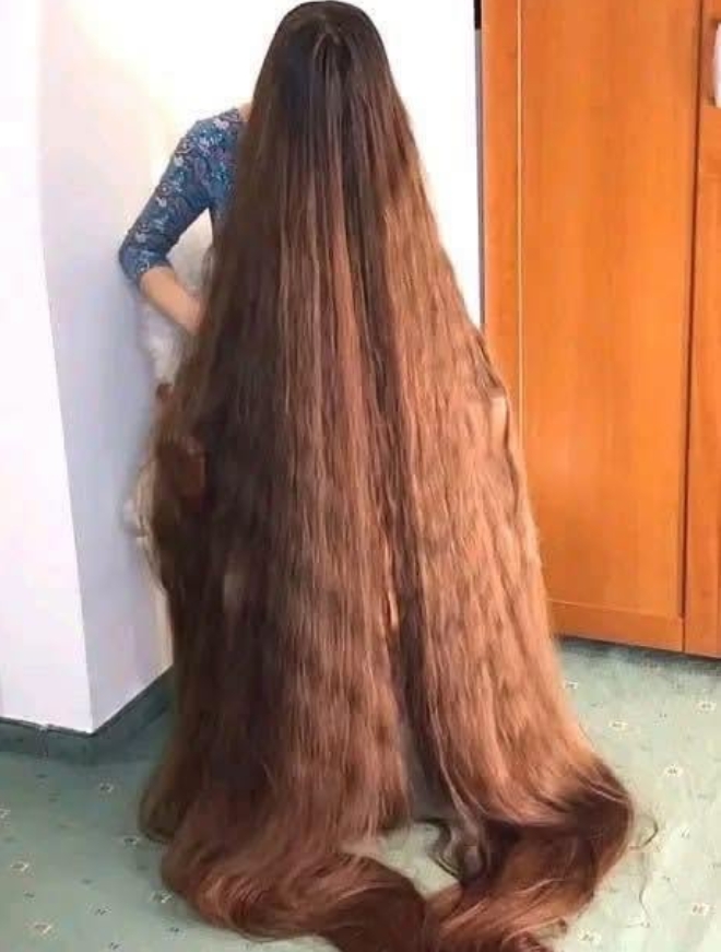 Ze weigerde 25 jaar lang haar haar te knippen – wat er na haar verbluffende transformatie gebeurde, liet iedereen sprakeloos achter.