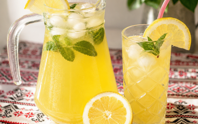 Op warme zomerdagen gaat er niets boven een verfrissende limonade. Deze drank koelt ons niet alleen af, maar verwent onze zintuigen ook met zijn frisse smaken. Honing-muntlimonade is een uitstekende keuze, die de natuurlijke zoetheid van honing combineert met de frisheid van munt. Laten we samen ontdekken hoe we deze heerlijke drank kunnen maken!